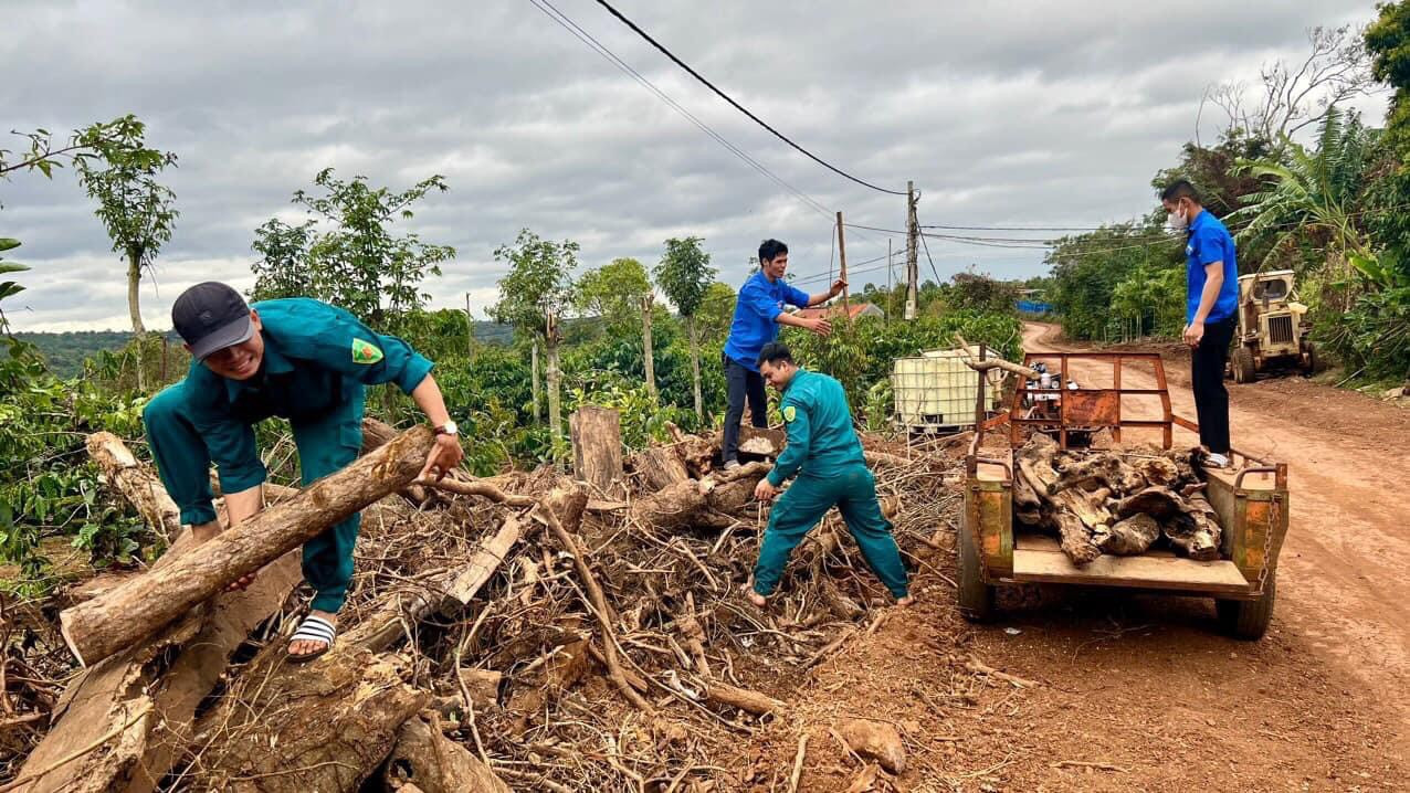 Lực lượng dân quân, thanh niên hỗ trợ thu dọn đường sá trong buôn Lực lượng dân quân, thanh niên hỗ trợ thu dọn đường sá trong buôn