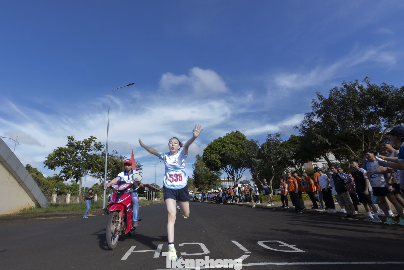 Các vận động viên nữ cạnh tranh vô cùng gây cấn