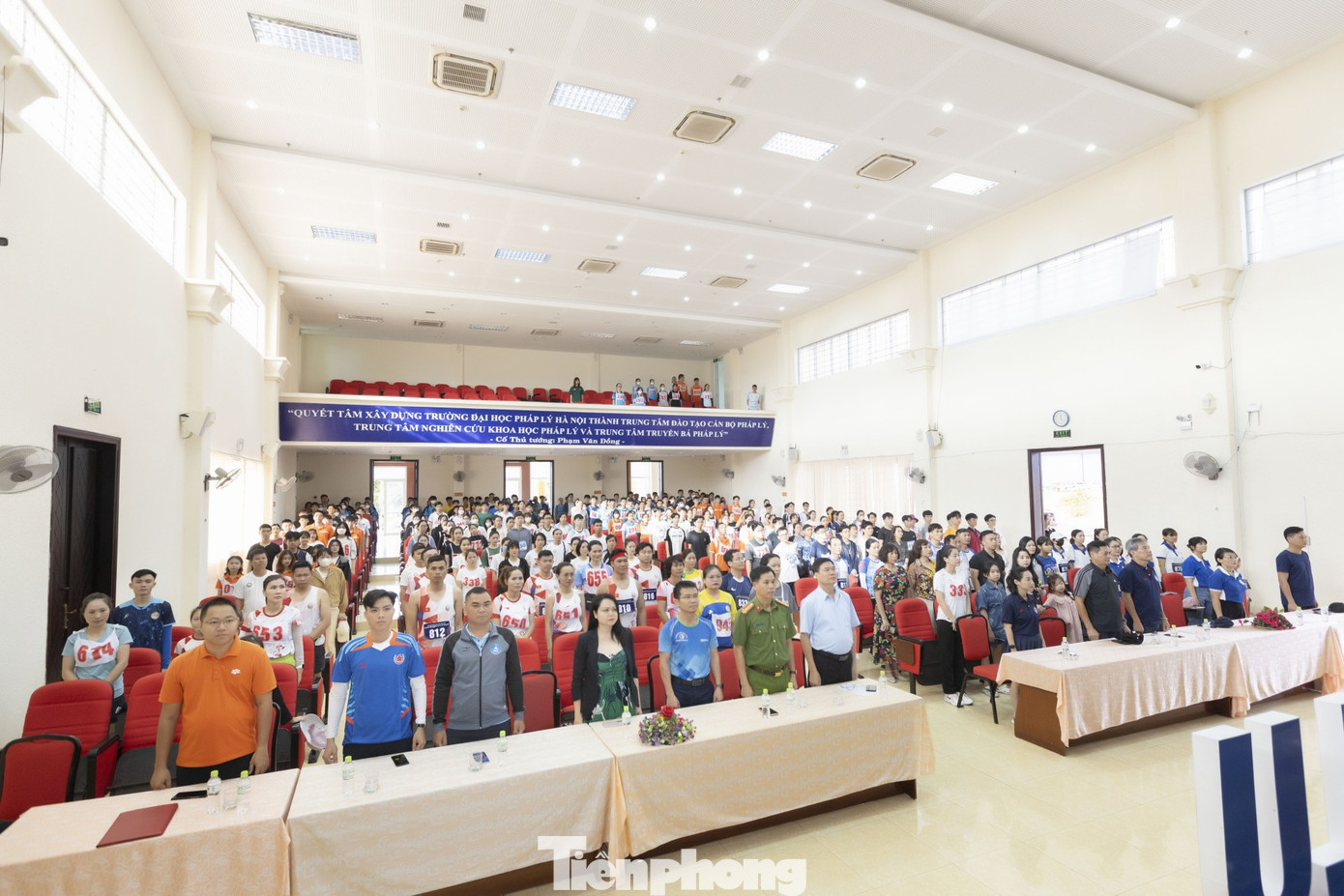 Các đại biểu dự lễ chào cờ