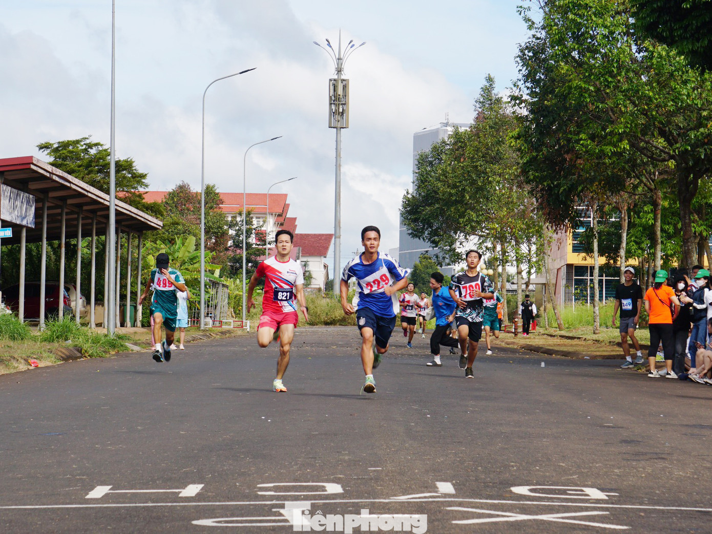 Nhà báo Tuấn Nguyễn - Phụ trách Văn phòng đại diện báo Tiền Phong khu vực Tây Nguyên (số 821) chạy nước rút về đích cự ly 3,2km phong trào.