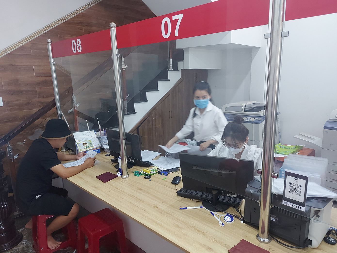 Các nhân viên Văn phòng công chứng Phan Hữu Thọ đang xử lý hồ sơ cho người dân