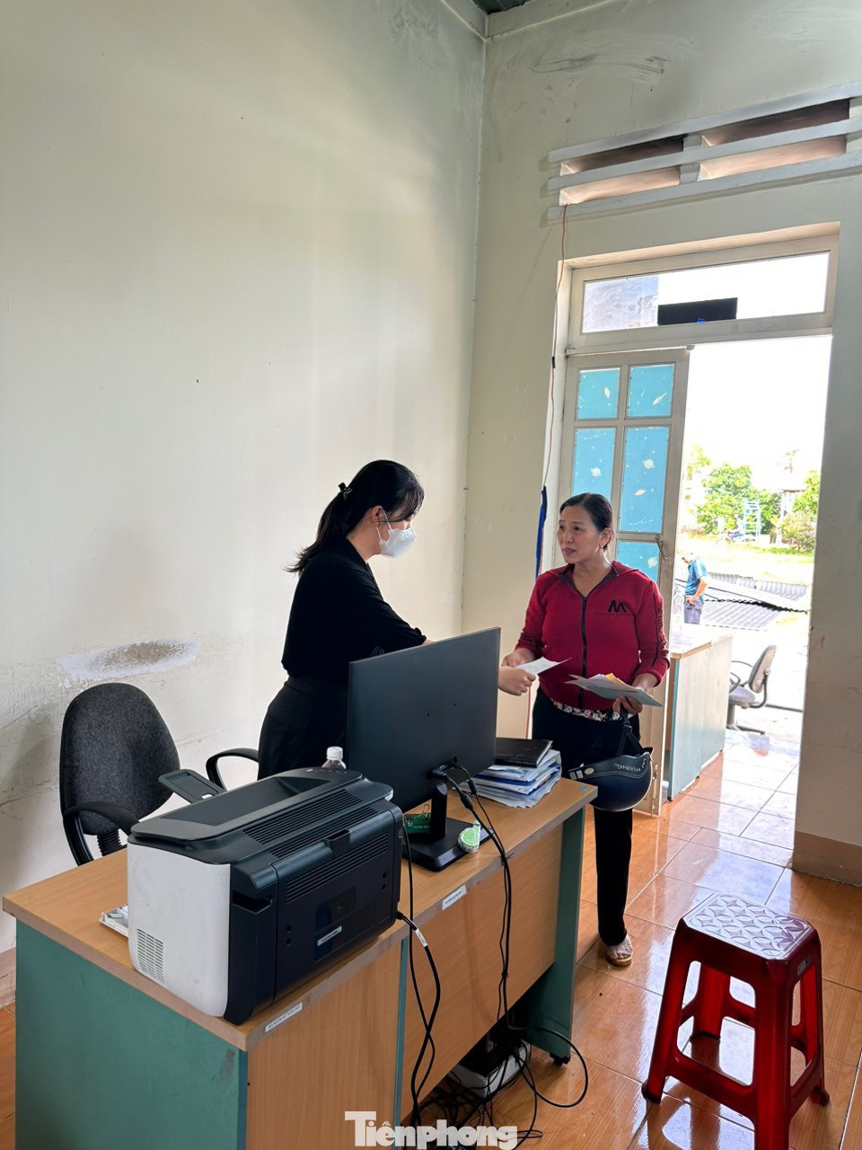 Người dân đến giải quyết thủ tục hành chính tại xã Ea Ktur, huyện Cư Kuin, sáng 15/6. Người dân đến giải quyết thủ tục hành chính tại xã Ea Ktur, huyện Cư Kuin, sáng 15/6.