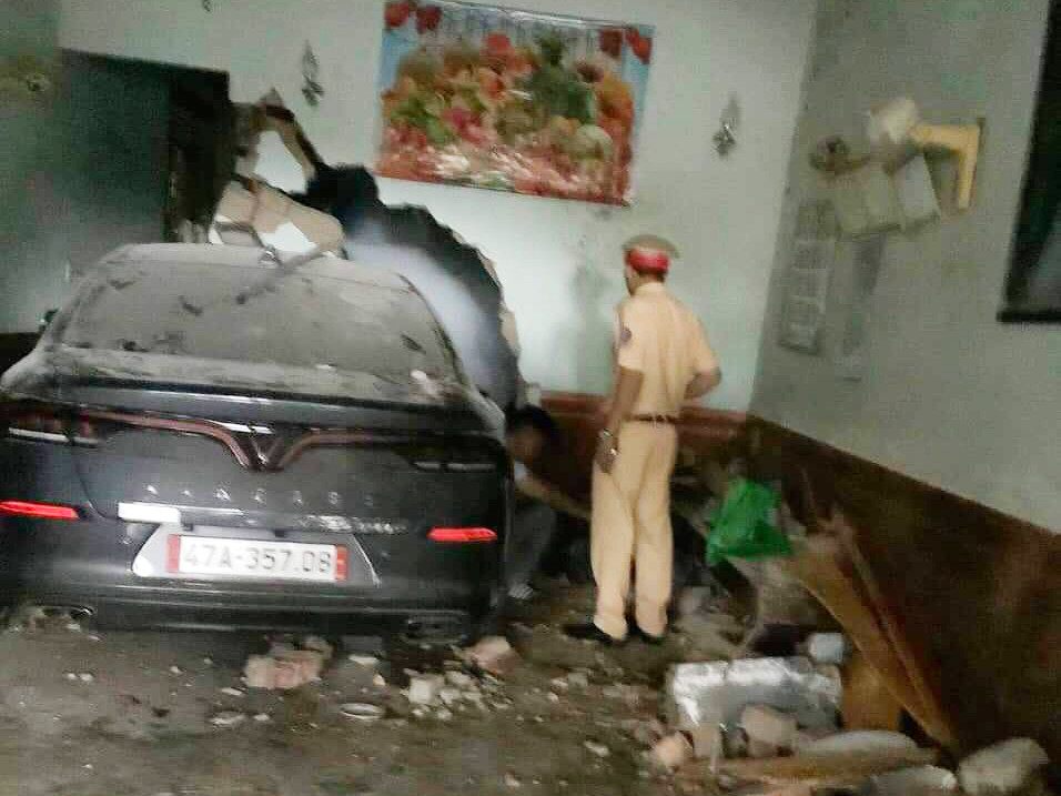 Chiếc ô tô lao thẳng vào phòng khách Chiếc ô tô lao thẳng vào phòng khách