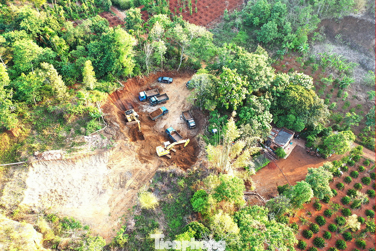 Hiện trường khu vực múc đất ở thôn 8, xã Ea Ktur. Hiện trường khu vực múc đất ở thôn 8, xã Ea Ktur.