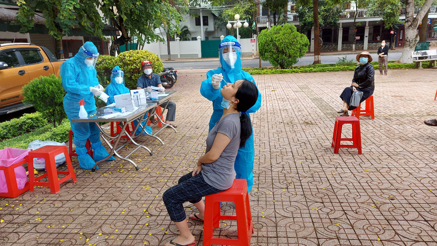 Nhân viên y tế test nhanh COVID-19 cho người dân. Ảnh minh hoạ Nhân viên y tế test nhanh COVID-19 cho người dân. Ảnh minh hoạ