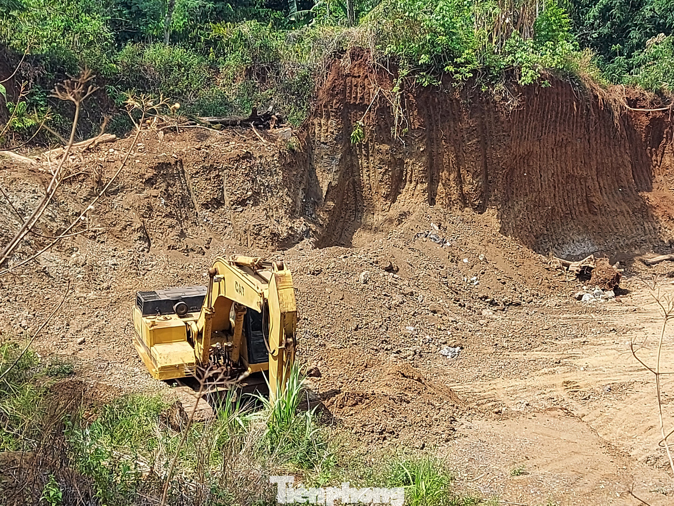 Hiện trường khu vực múc đất của dân ở thôn 8, xã Ea Ktur.