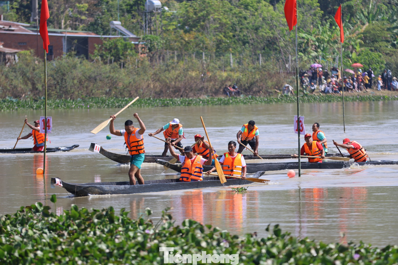 Các đội đua tranh tài trên hồ Lắk
