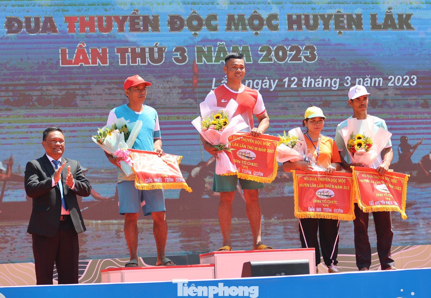 Chủ tịch UBND huyện Lắk Nay Y Phú trao giải cho các nội dung toàn đoàn