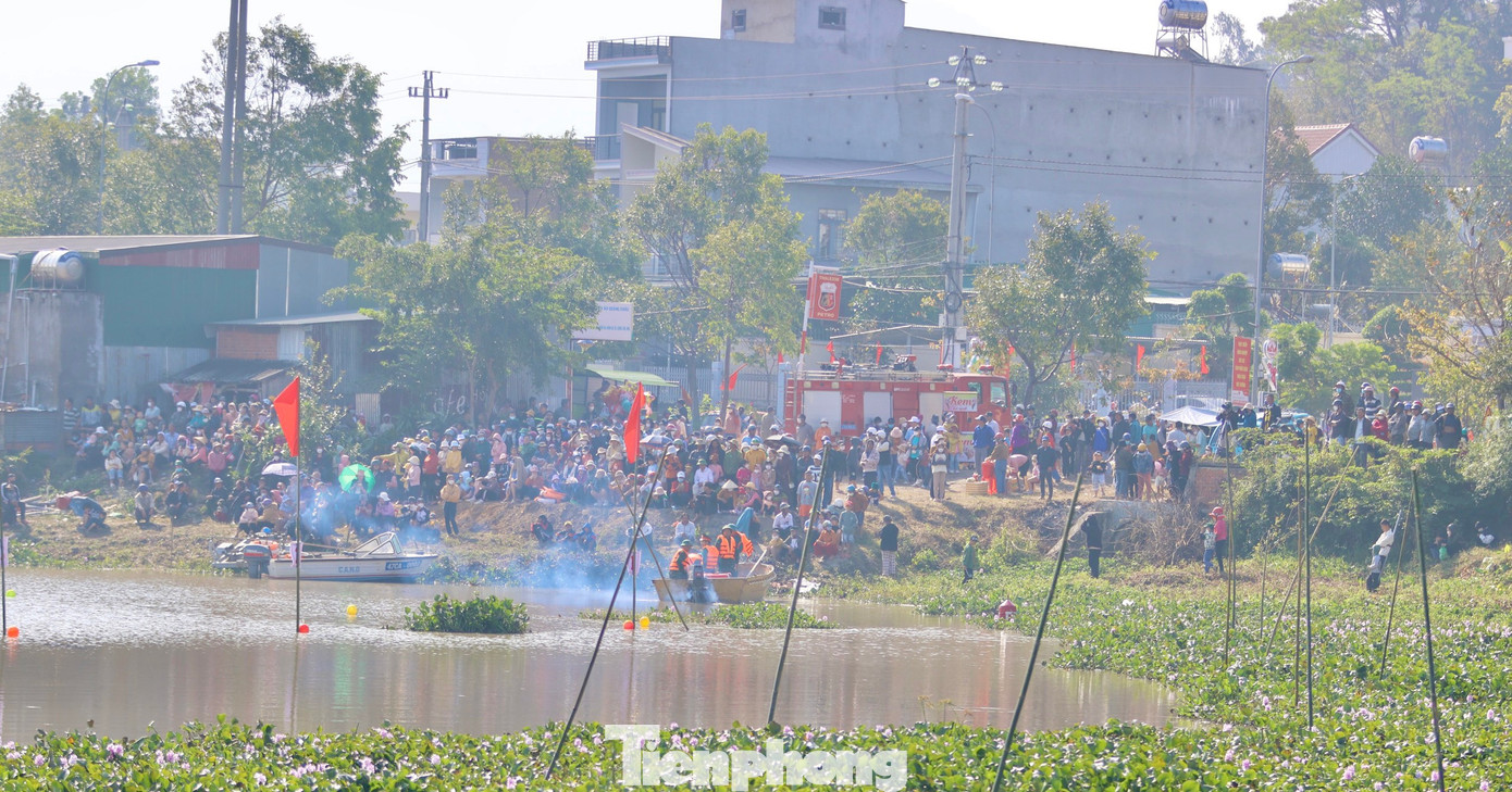 Rất đông người dân và du khách có mặt từ sớm, ổn định vị trí theo dõi Hội đua thuyền độc mộc huyện Lắk