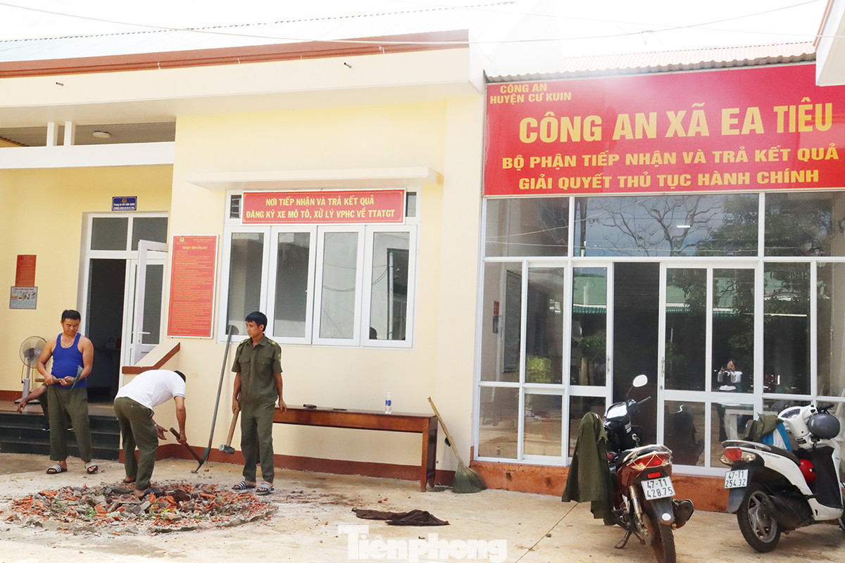 Lực lượng chức năng xã Ea Tiêu sửa chữa lại các phòng làm việc bị hư hỏng sau sự việc. Lực lượng chức năng xã Ea Tiêu sửa chữa lại các phòng làm việc bị hư hỏng sau sự việc.