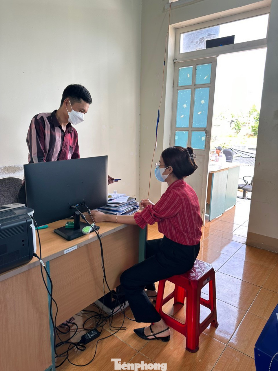 Chị H'Nuk Niê (33 tuổi, trú ở Buôn Kram, xã Ea Tiêu) đến UBND xã Ea Tiêu đăng ký làm bảo hiểm cho em trai để làm thủ tục xuất viện từ sáng 15/6. Ban đầu lo xã chưa làm việc, nhưng khi tới đây, chị rất vui vì được các cán bộ xã tiếp nhận nhiệt tình và hoàn tất hồ sơ nhanh gọn. Chị H’Nuk cho biết sẽ về thông báo cho người dân yên tâm tới làm.