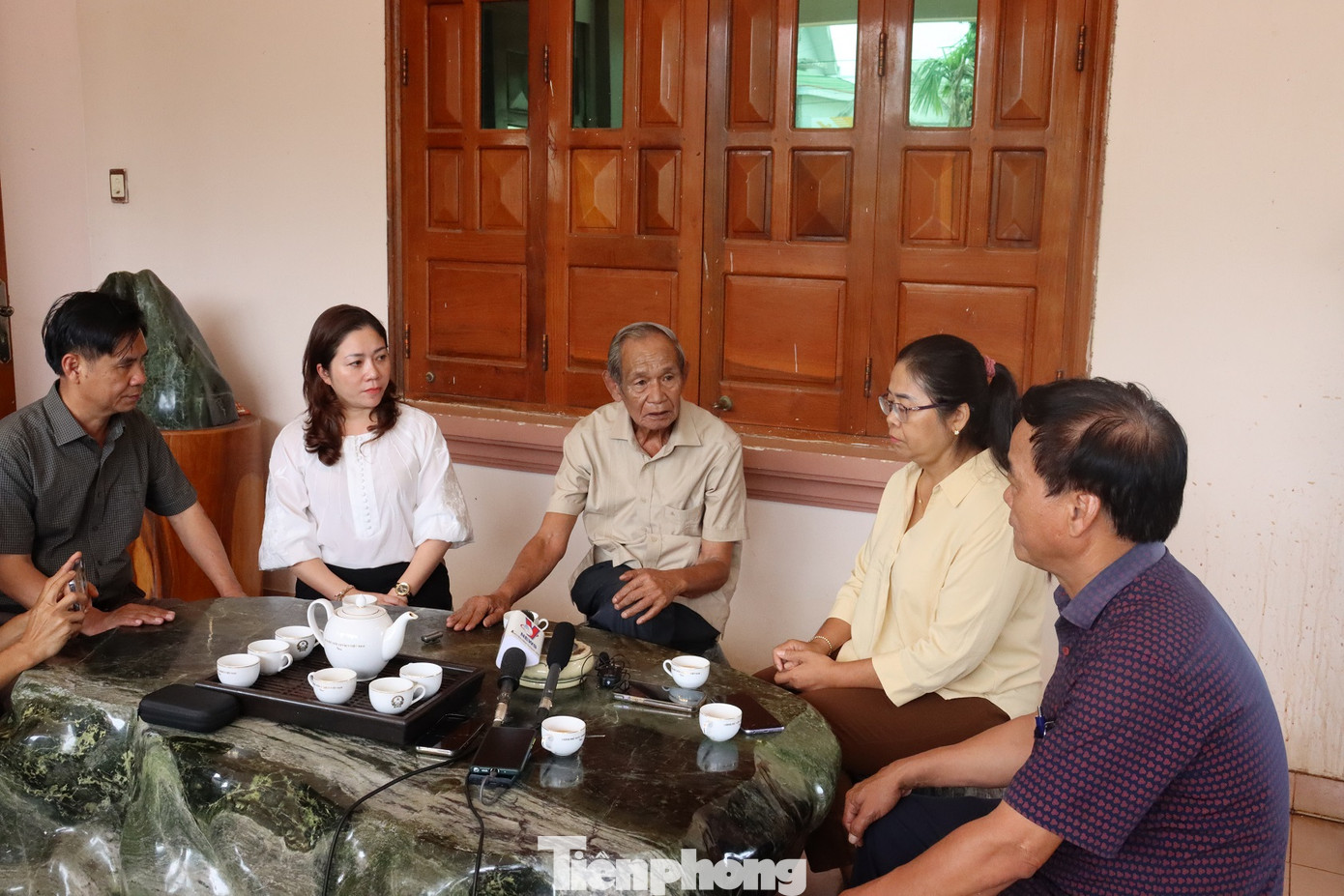 Ông Y Luyện - nguyên Bí thư Tỉnh ủy Đắk Lắk (giữa) trò chuyện cùng các lãnh đạo huyện Cư Kuin. Ông Y Luyện - nguyên Bí thư Tỉnh ủy Đắk Lắk (giữa) trò chuyện cùng các lãnh đạo huyện Cư Kuin.