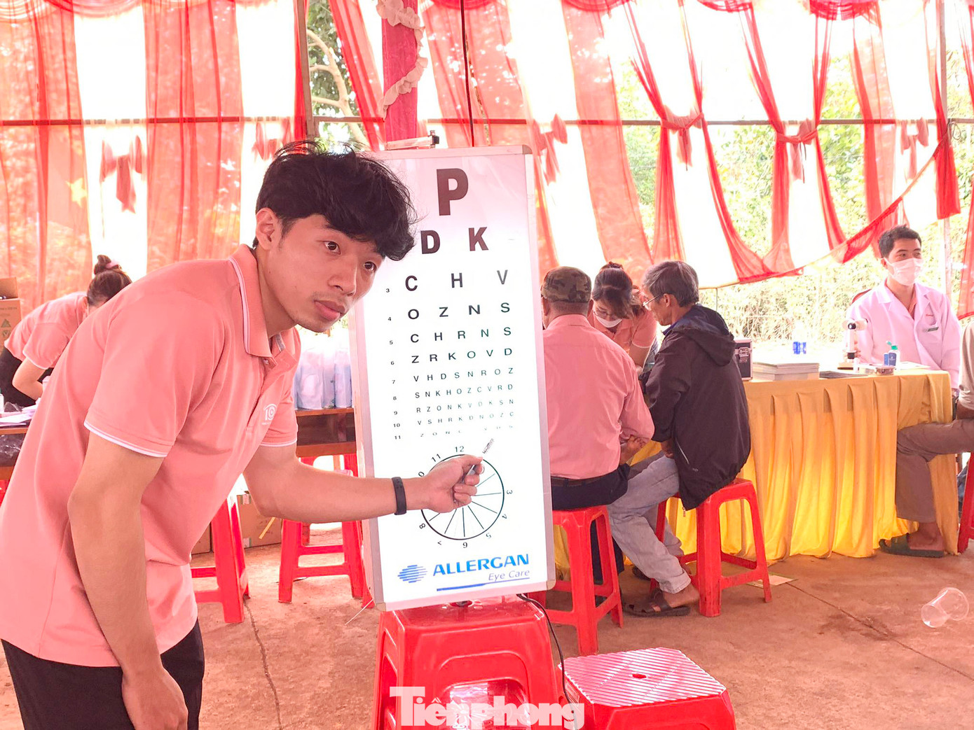 Các y, bác sĩ Bệnh viện Mắt Tây Nguyên khám các bệnh về mắt cho 400 người dân huyện Cư M’gar