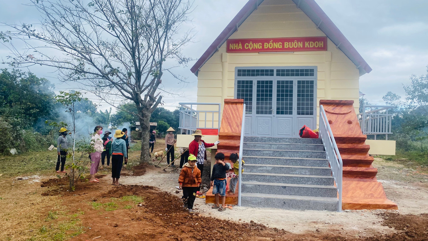 Các em nhỏ cùng bố mẹ tham gia thu dọn rác Các em nhỏ cùng bố mẹ tham gia thu dọn rác