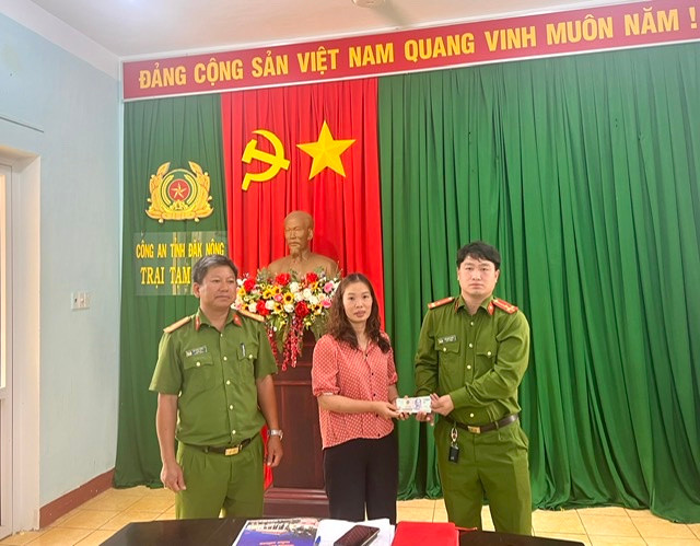 Trại tạm giam Công an tỉnh Đắk Nông tổ chức trao trả lại tiền bị đánh rơi cho luật sư Bùi Thị Dung