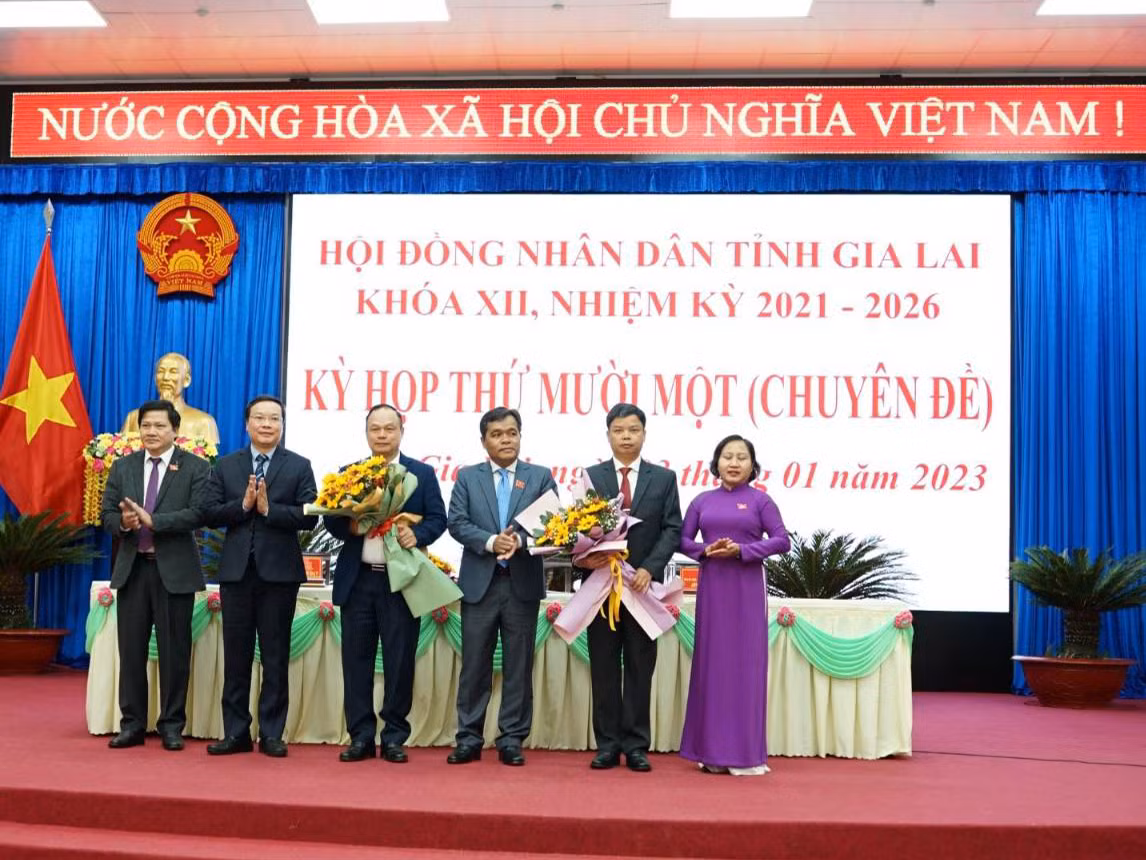 Thường trực HĐND tỉnh tặng hoa chúc mừng ông Nguyễn Hữu Quế và ông Dương Mah Tiệp giữ chức Phó Chủ tịch UBND tỉnh nhiệm kỳ 2021-2026 Thường trực HĐND tỉnh tặng hoa chúc mừng ông Nguyễn Hữu Quế và ông Dương Mah Tiệp giữ chức Phó Chủ tịch UBND tỉnh nhiệm kỳ 2021-2026
