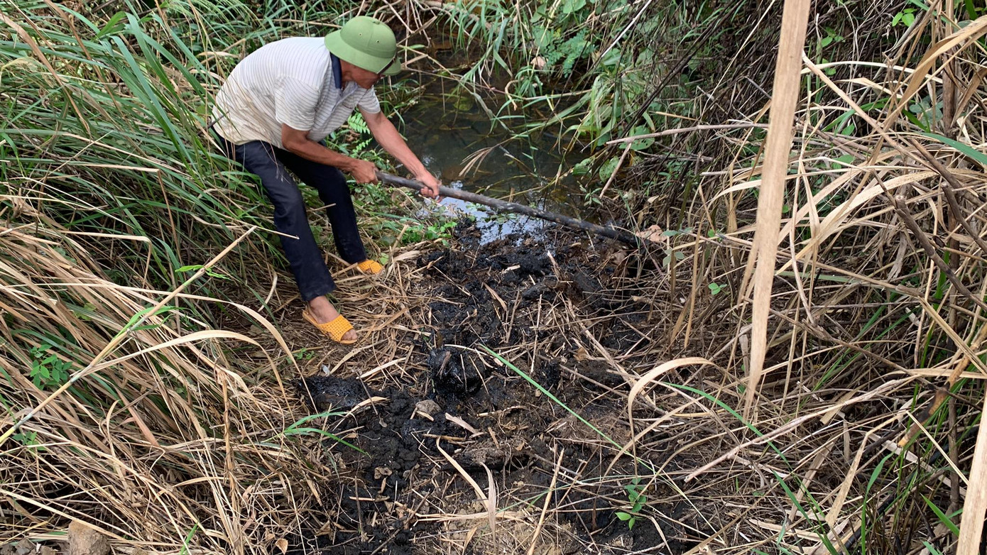 Đất khu vực quanh trạm trộn bê tông nhựa đường đào lên đen kịt, đặc quánh Đất khu vực quanh trạm trộn bê tông nhựa đường đào lên đen kịt, đặc quánh
