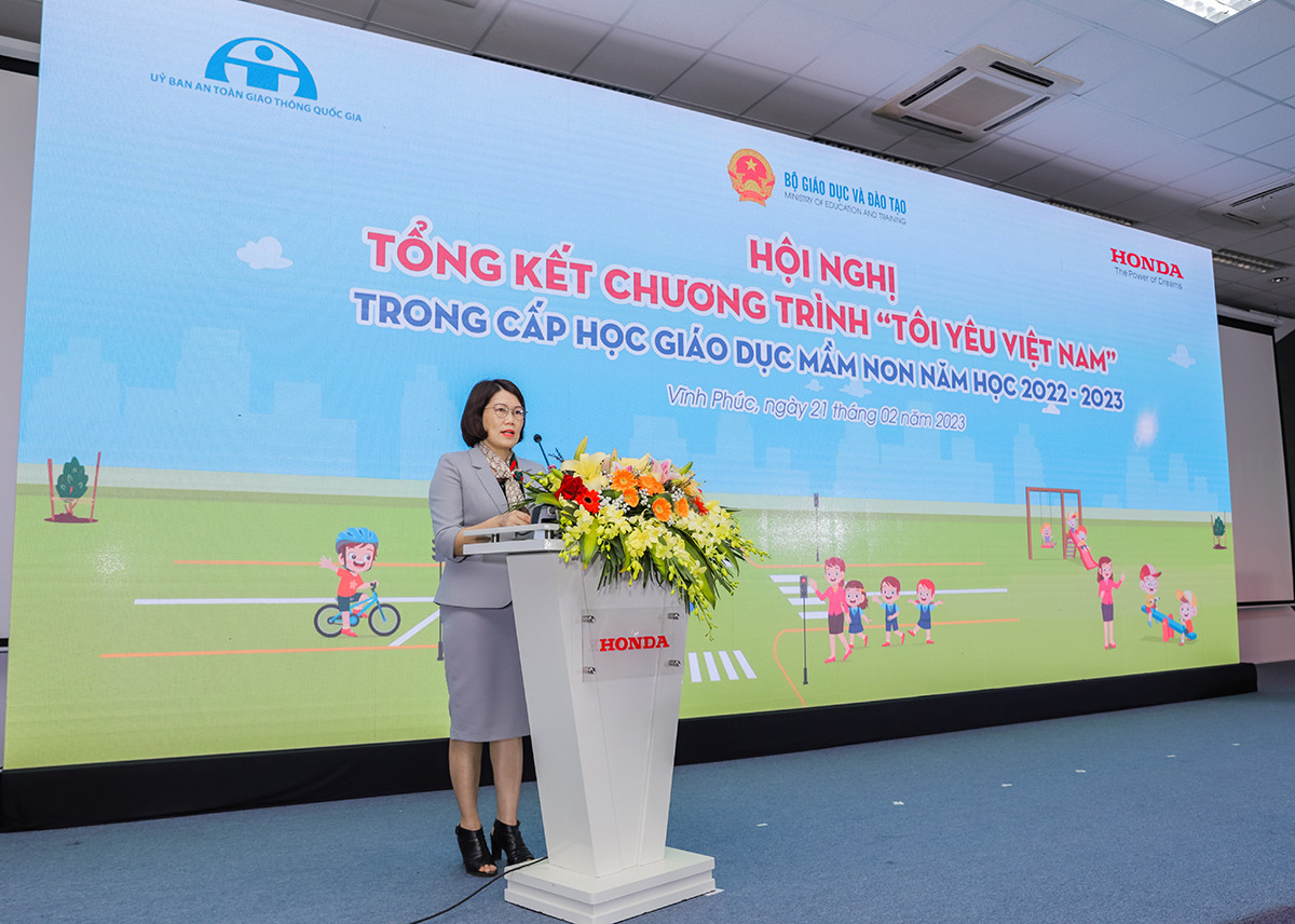 Bà Hoàng Thị Dinh - Phó Vụ trưởng Vụ Giáo dục mầm non phát biểu khai mạc Hội nghị