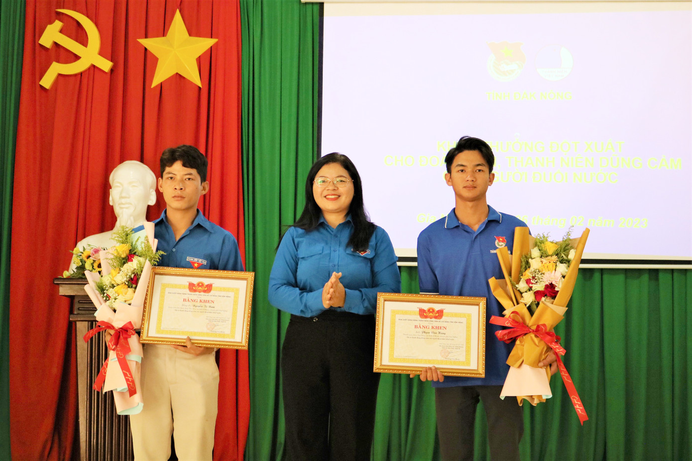 Anh Phạm Văn Hùng (bên phải) và Nguyễn Tú Nam nhận Bằng khen của Tỉnh Đoàn Đắk Nông Anh Phạm Văn Hùng (bên phải) và Nguyễn Tú Nam nhận Bằng khen của Tỉnh Đoàn Đắk Nông