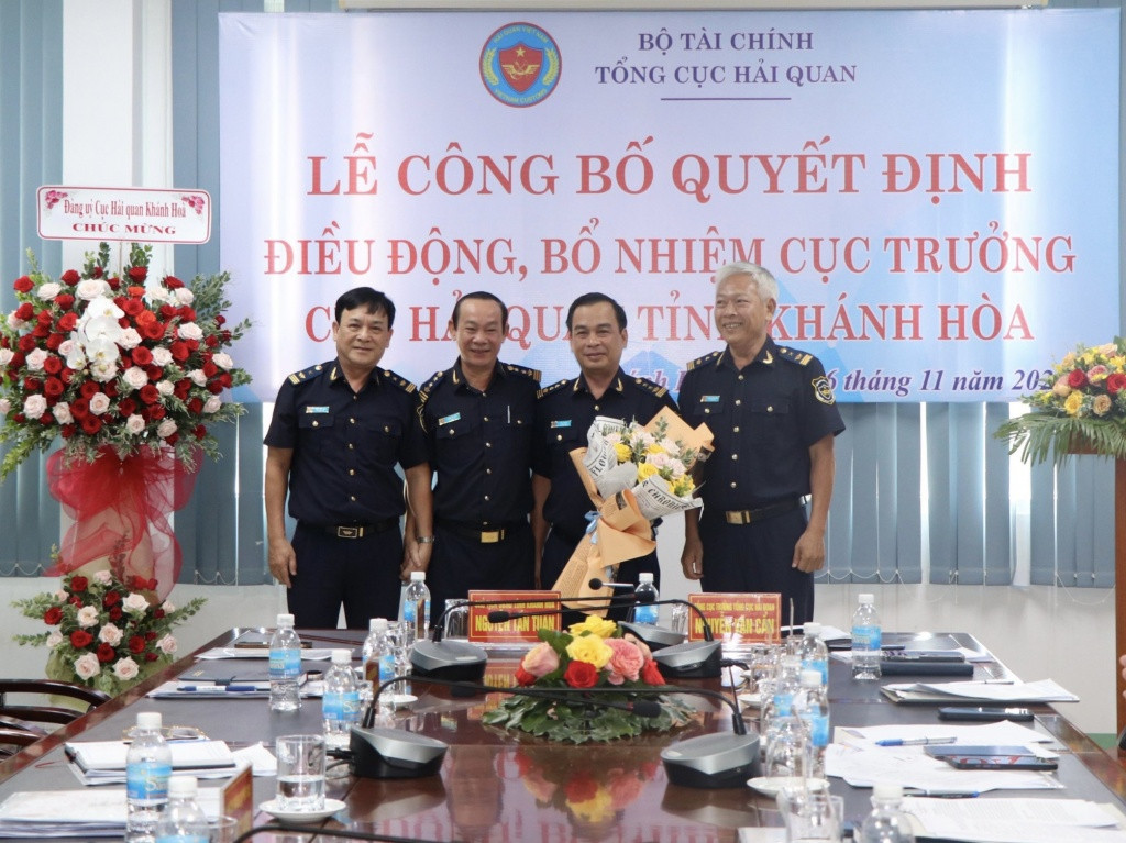 Ông Vũ Lê Quân (cầm hoa) nhận quyết định điều động, bổ nhiệm chức Cục trưởng Cục Hải quan Khánh Hòa