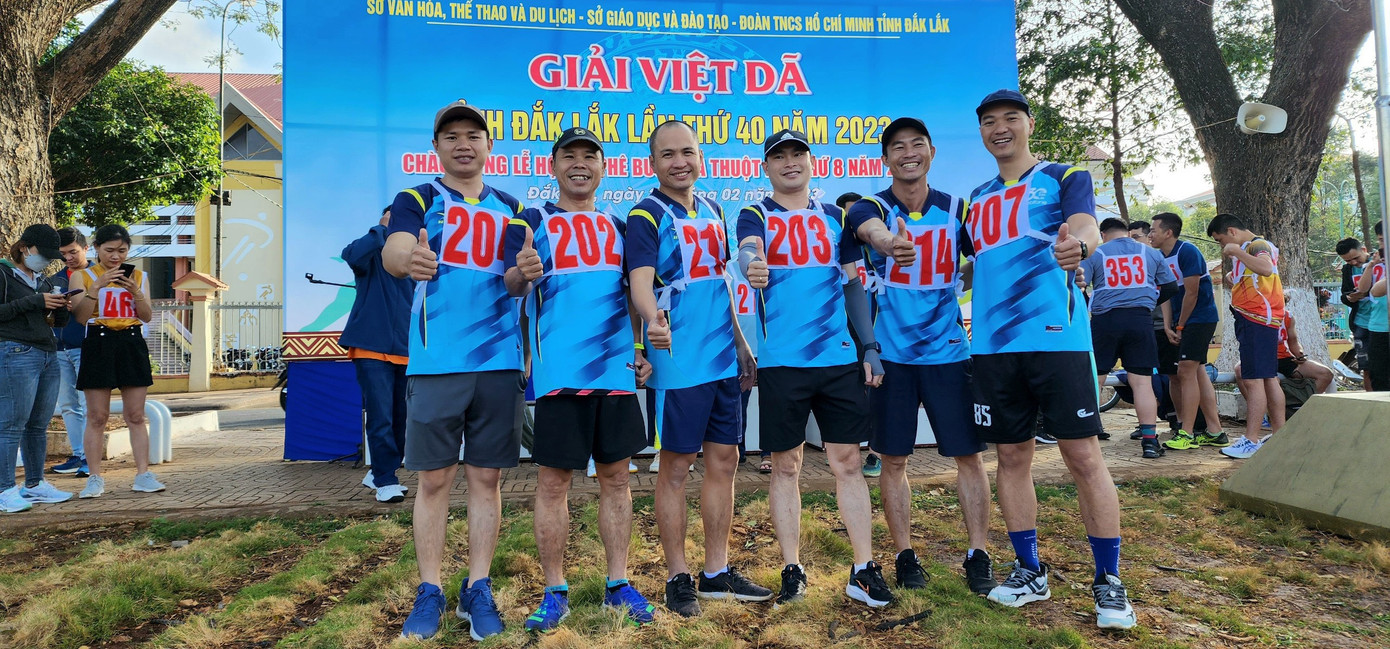 Nhiều cơ quan, doanh nghiệp chạy theo nhóm. Trong ảnh đội chạy đến từ Mobifone Đắk Lắk