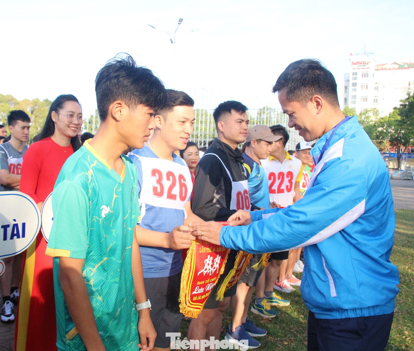 Anh Y Lê Pas Tơr, Phó Bí thư Thường trực Tỉnh Đoàn, Chủ tịch Hội Liên hiệp Thanh niên Việt Nam tỉnh Đắk Lắk tặng cờ lưu niệm cho các đội thi