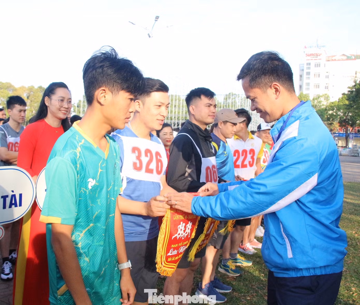 Anh Y Lê Pas Tơr, Phó Bí thư Thường trực Tỉnh Đoàn, Chủ tịch Hội Liên hiệp Thanh niên Việt Nam tỉnh Đắk Lắk tặng cờ lưu niệm cho các đội thi