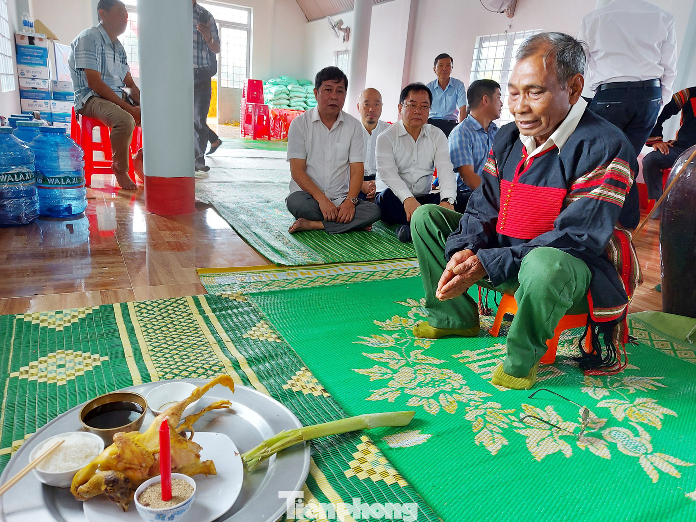 Mở đầu, già làng tổ chức nghi lễ cúng nhà mới theo phong tục đồng bào Êđê