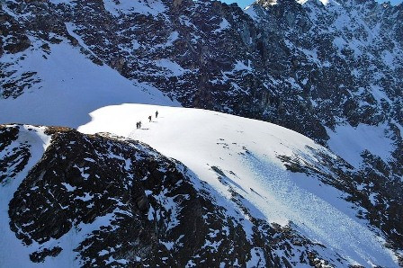 Địa hình hiểm trở xung quanh hồ Roopkund 