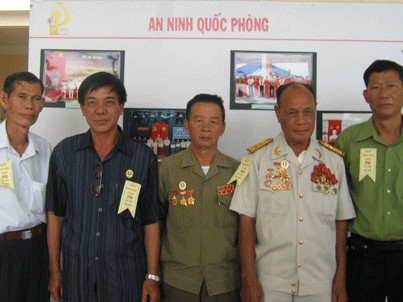 Ông Trần Xuân Kiện (thứ hai từ phải qua), nguyên Tiểu đoàn trưởng D81, chỉ huy đánh đầu cầu phía nam, trong một lần gặp mặt đồng đội thuộc Lữ đoàn đặc công 316