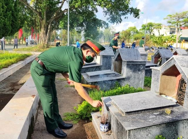 Đoàn công tác dâng hương, hoa tại Nghĩa trang Liệt sỹ huyện Hậu Lộc
