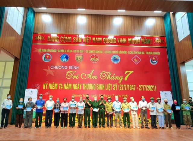 Thượng tá Trần Viết Năng cùng Đoàn công tác thăm, tặng quà cho các gia đình chính sách, thương binh, bệnh binh...