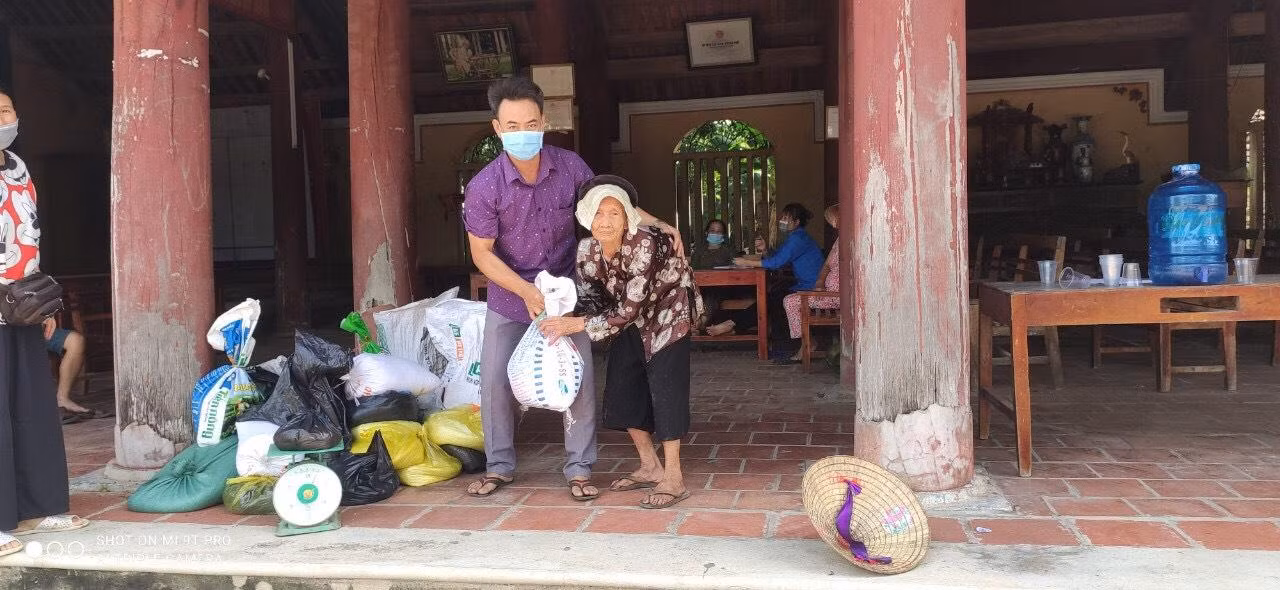 Cụ Hoàng Thị Nhâm đến đình làng hỗ trợ gạo và tiền