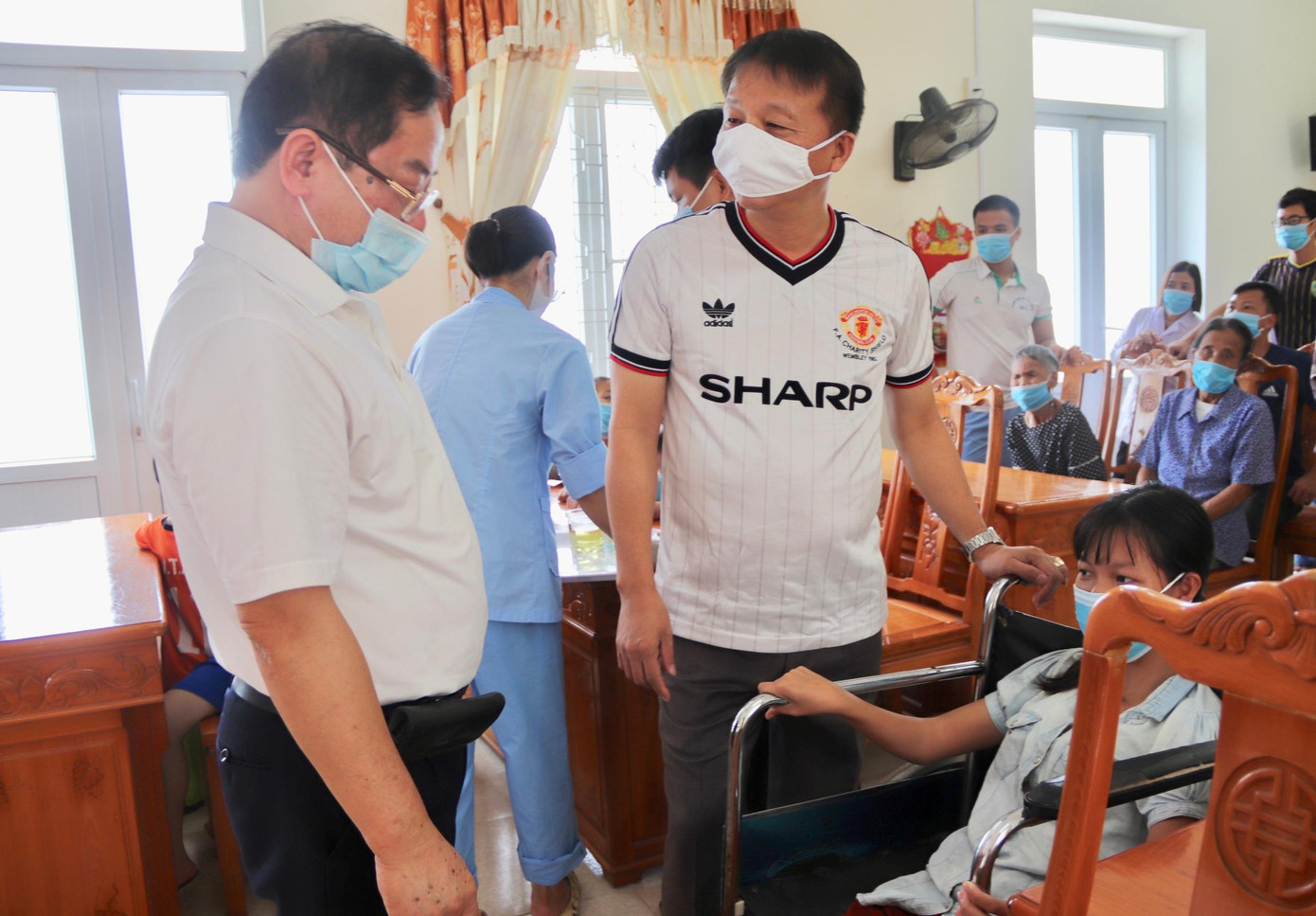 Nhà báo Lê Xuân Sơn thăm hỏi các đối tượng bảo trợ tại Trung tâm bảo trợ xã hội số 2 Thanh Hoá