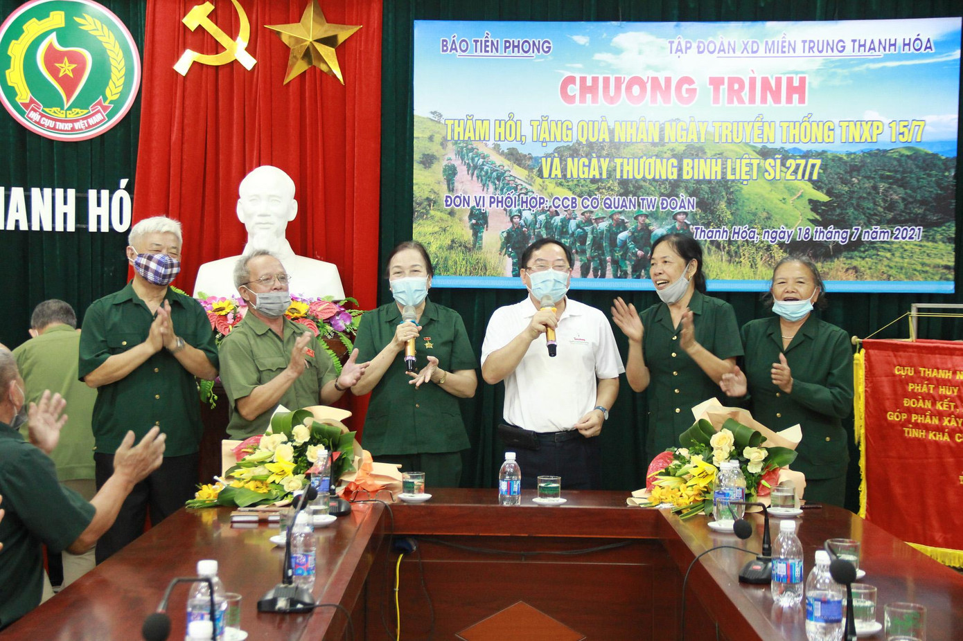 Nhà báo Lê Xuân Sơn, Tổng Biên tập Báo Tiền Phong, Chủ tịch Hội Cựu Chiến binh Trung ương Đoàn hát giao lưu cùng các cựu TNXP Thanh Hoá.