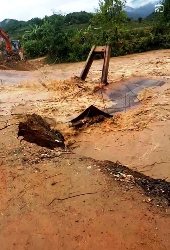 Chiếc cầu tạm đã biến cuốn trôi, hư hỏng