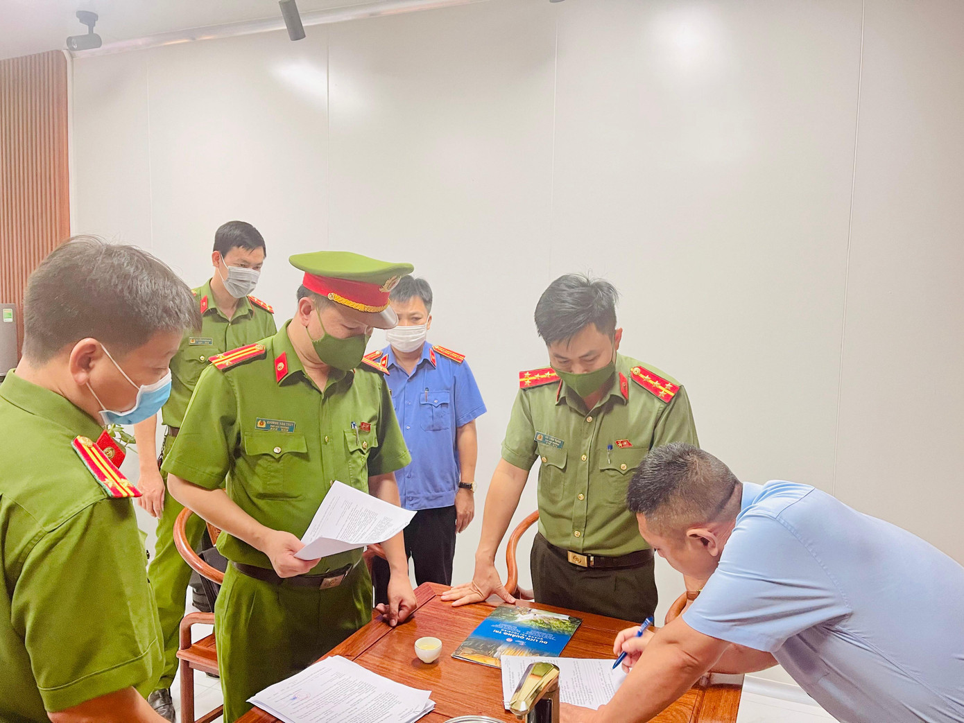 Cơ quan chức năng thi hành quyết định khởi tố, bắt tạm giam 2 đối tượng là người Trung Quốc. Ảnh: Công an Thanh Hoá