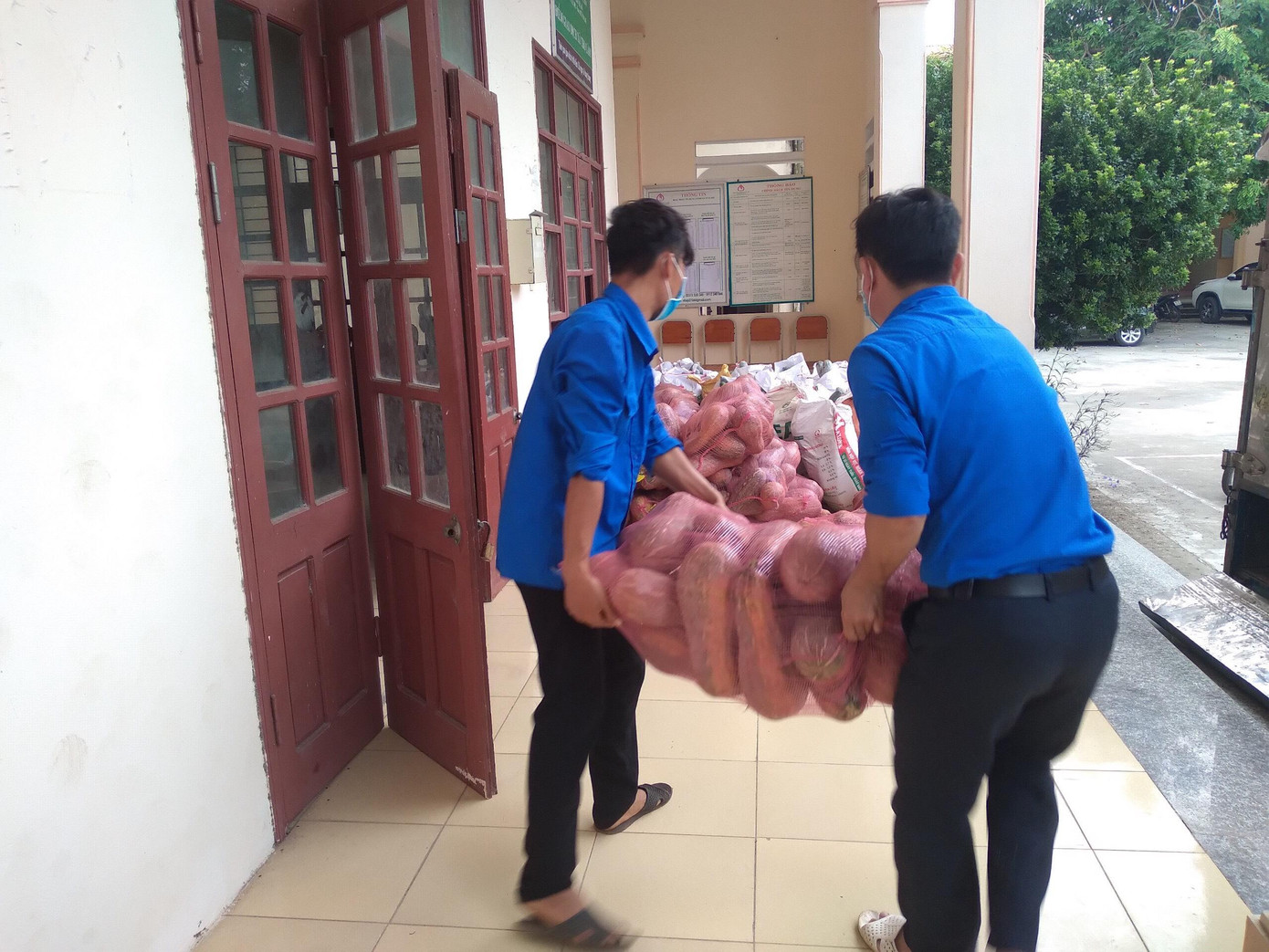 Đoàn viên thanh niên huyện Thọ Xuân vận động, tập kết củ quả bảo quản được lâu để hỗ trợ người dân, công nhân tại TP Hồ Chí Minh Đoàn viên thanh niên huyện Thọ Xuân vận động, tập kết củ quả bảo quản được lâu để hỗ trợ người dân, công nhân tại TP Hồ Chí Minh