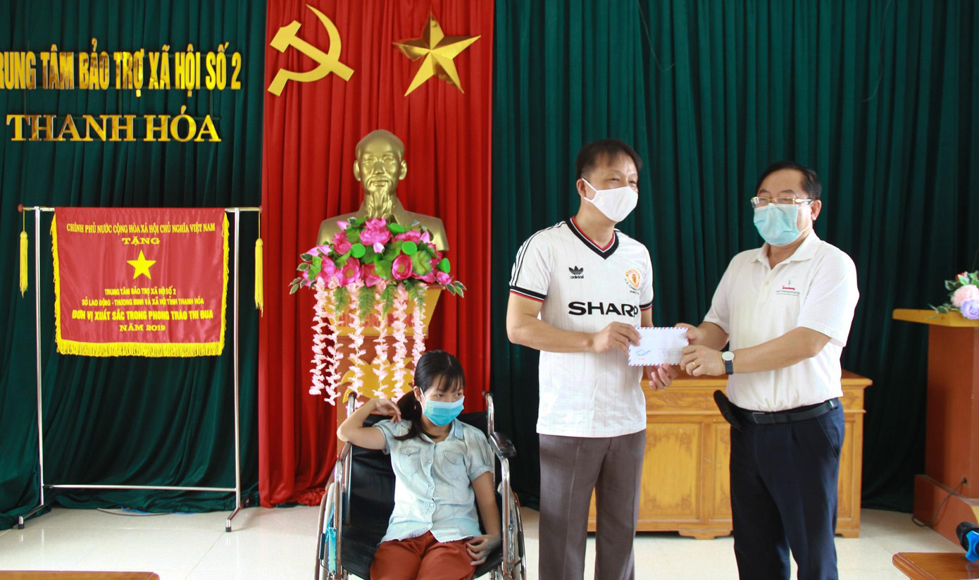 Nhà báo Lê Xuân Sơn trao tặng 5 triệu đồng cho các cháu nhỏ, đối tượng bảo trợ tại Trung tâm bảo trợ xã hội số 2.