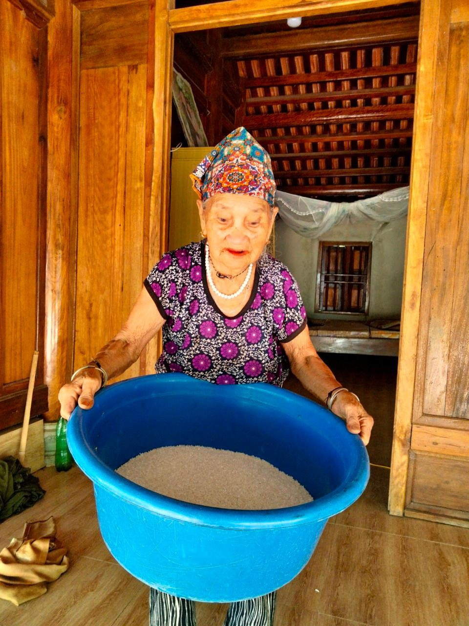 Cụ Vi Thị Mão ủng hộ tiền và gạo Cụ Vi Thị Mão ủng hộ tiền và gạo