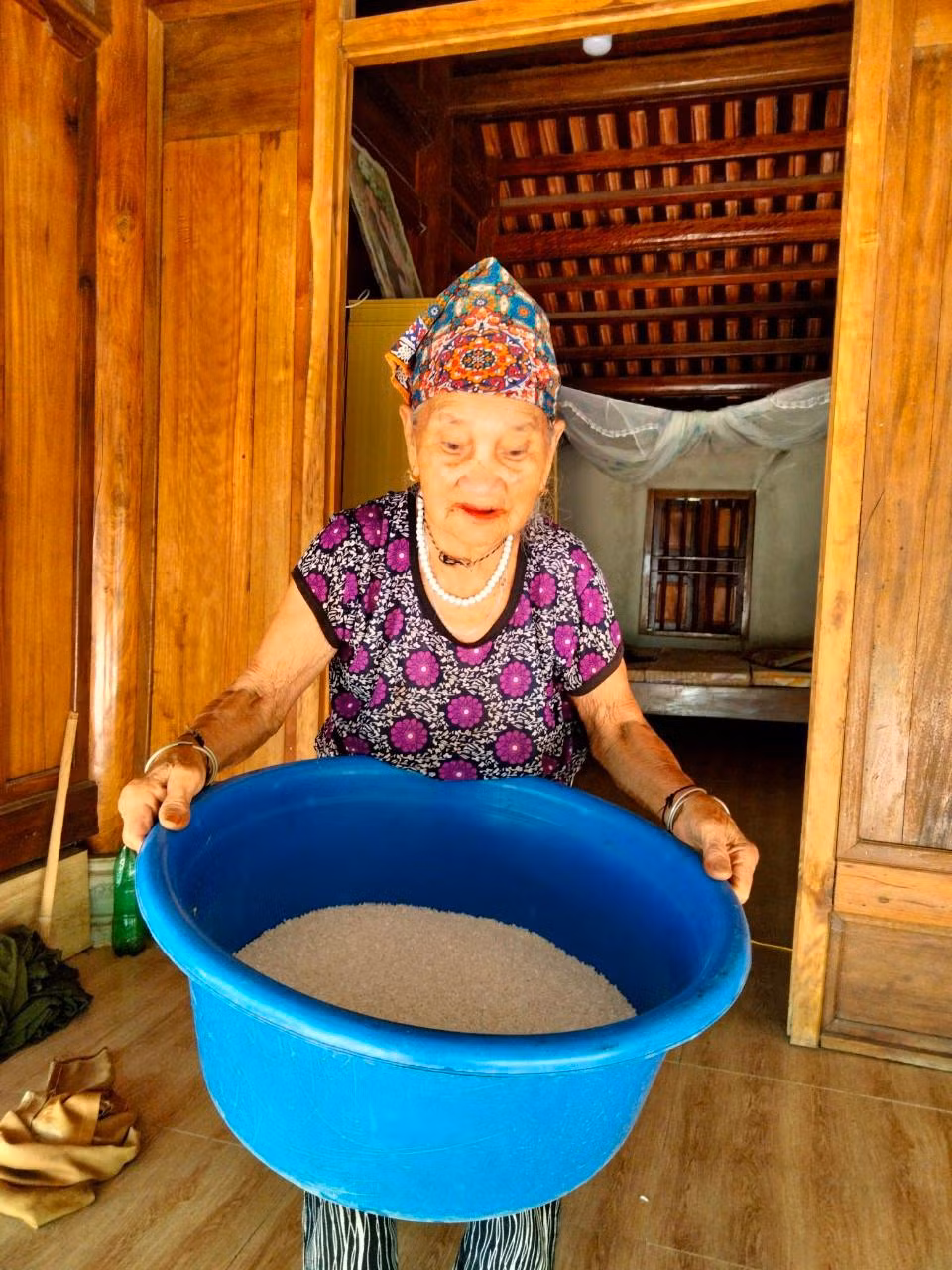 Cụ Vi Thị Mão ủng hộ tiền và gạo