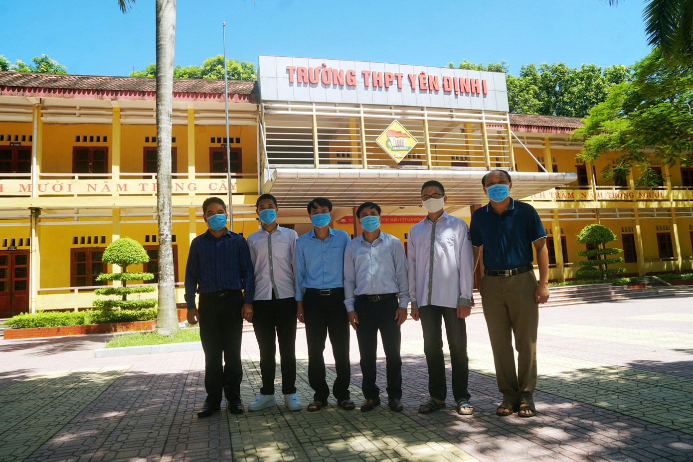 Hai bạn Thành và Trung (thủ khoa và á khoa của Thanh Hoá) chụp ảnh cùng các thầy tại trường Hai bạn Thành và Trung (thủ khoa và á khoa của Thanh Hoá) chụp ảnh cùng các thầy tại trường