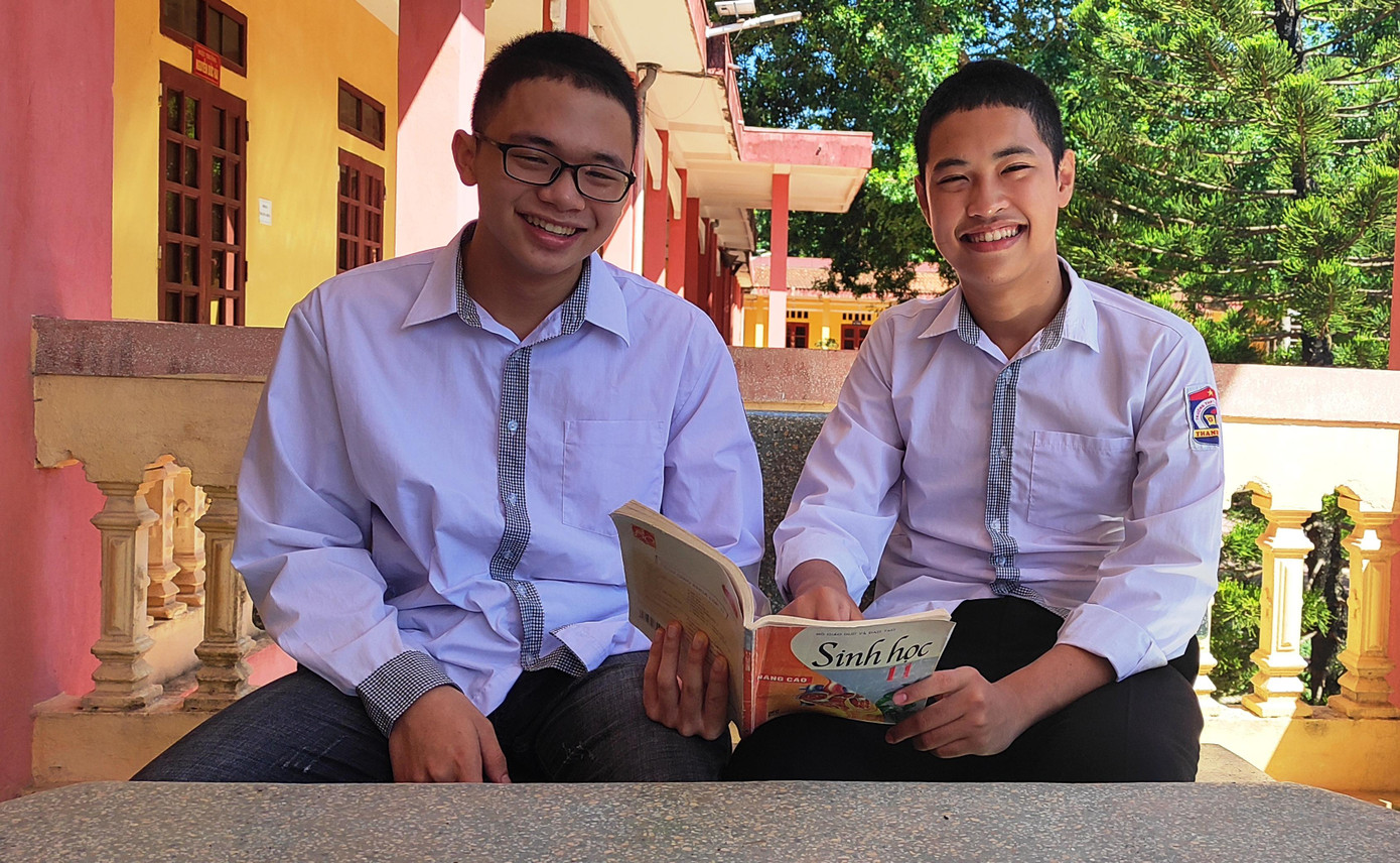 Nguyễn Thiều Công Thành (không đeo kính) và bạn Phạm Quang Trung Nguyễn Thiều Công Thành (không đeo kính) và bạn Phạm Quang Trung