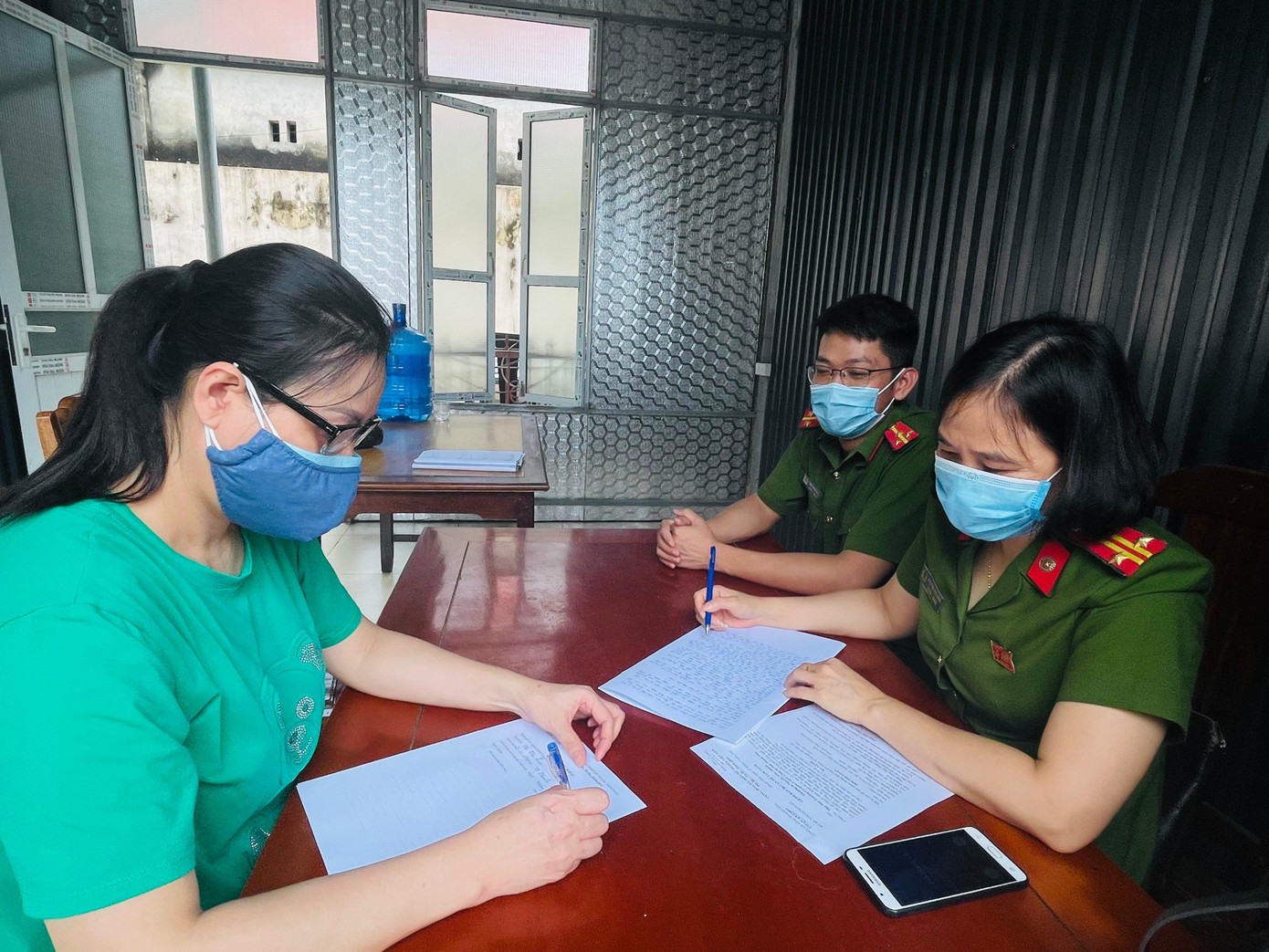 Đới Thị Loan tại cơ quan công an. Ảnh: Công an Thanh Hoá