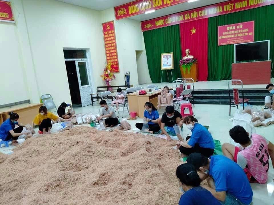 Đoàn viên thanh niên TP Sầm Sơn đóng gói moi khô mang đi hỗ trợ Đoàn viên thanh niên TP Sầm Sơn đóng gói moi khô mang đi hỗ trợ