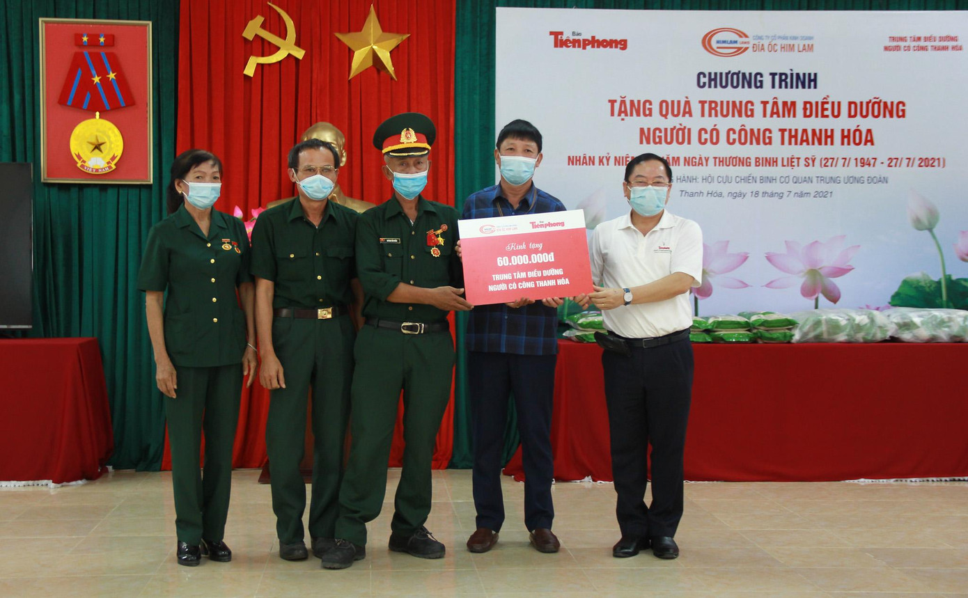 Nhà báo Lê Xuân Sơn trao 60 triệu đồng của Công ty cổ phần kinh doanh địa ốc Him Lam