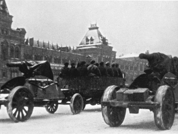  Xe kéo pháo tham dự duyệt binh