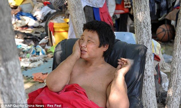 Người chú phát hiện ra Tiểu Bảo nằm trên vũng máu và đưa em vào viện