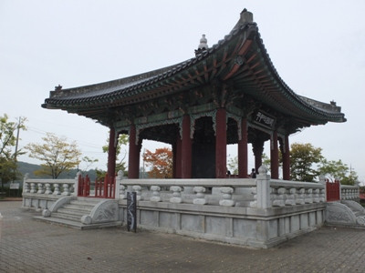 Một quả chuông Hòa Bình khổng lồ được người Hàn Quốc xây dựng ngay biên giới hai nước. Chuông này được đánh vào những dịp đặc biệt. Mỗi khi tiếng chuông vang lên, người dân sinh sống bên vĩ tuyến 38 đều nghe tiếng vọng