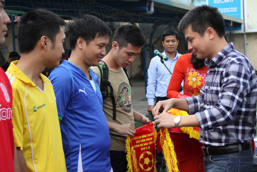 Trao cờ lưu niệm